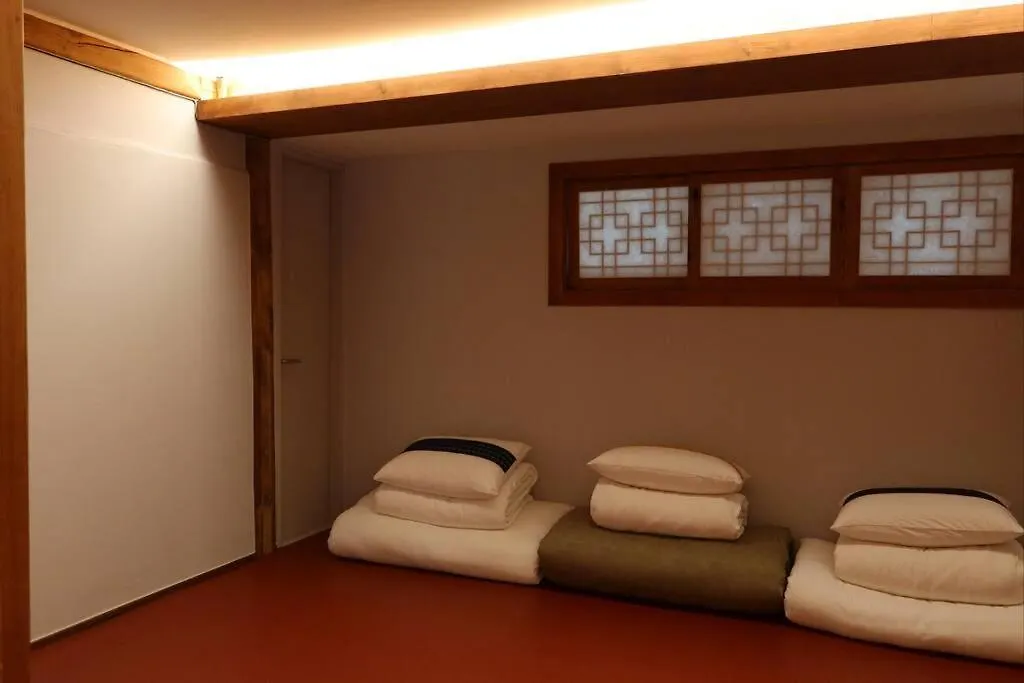 Apartment Hanok Angnid Gongian Seoul South Korea